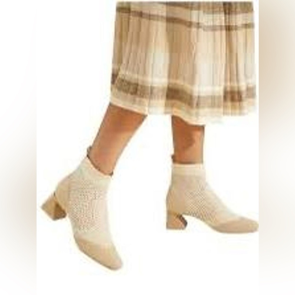 VIVAIA Cream Ankle Boots with Block Heel and Sleek Silhouette